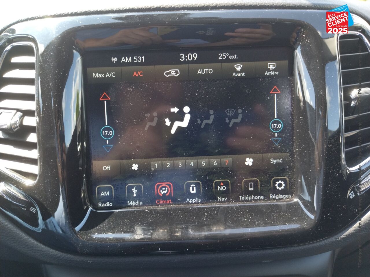 Véhicule d'occasion JEEP COMPASS 1.4 MULTIAIR II 140CH BROOKLYN EDITION 4X2 GPS CAMERA ATTELAGE chez Peugeot Charleville