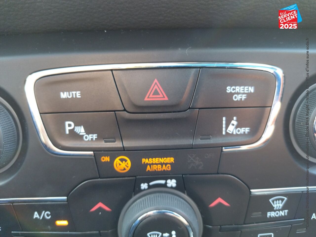 Véhicule d'occasion JEEP COMPASS 1.4 MULTIAIR II 140CH BROOKLYN EDITION 4X2 GPS CAMERA ATTELAGE chez Peugeot Charleville