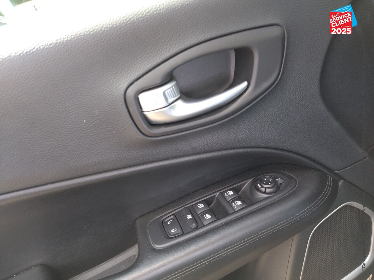 Véhicule d'occasion JEEP COMPASS 1.4 MULTIAIR II 140CH BROOKLYN EDITION 4X2 GPS CAMERA ATTELAGE chez Peugeot Charleville