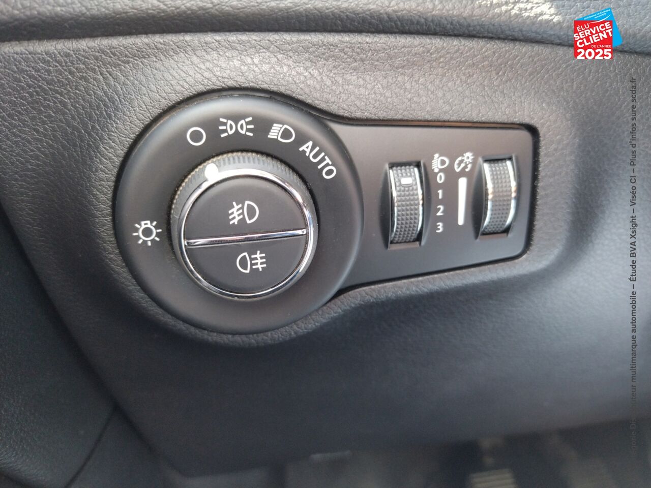 Véhicule d'occasion JEEP COMPASS 1.4 MULTIAIR II 140CH BROOKLYN EDITION 4X2 GPS CAMERA ATTELAGE chez Peugeot Charleville