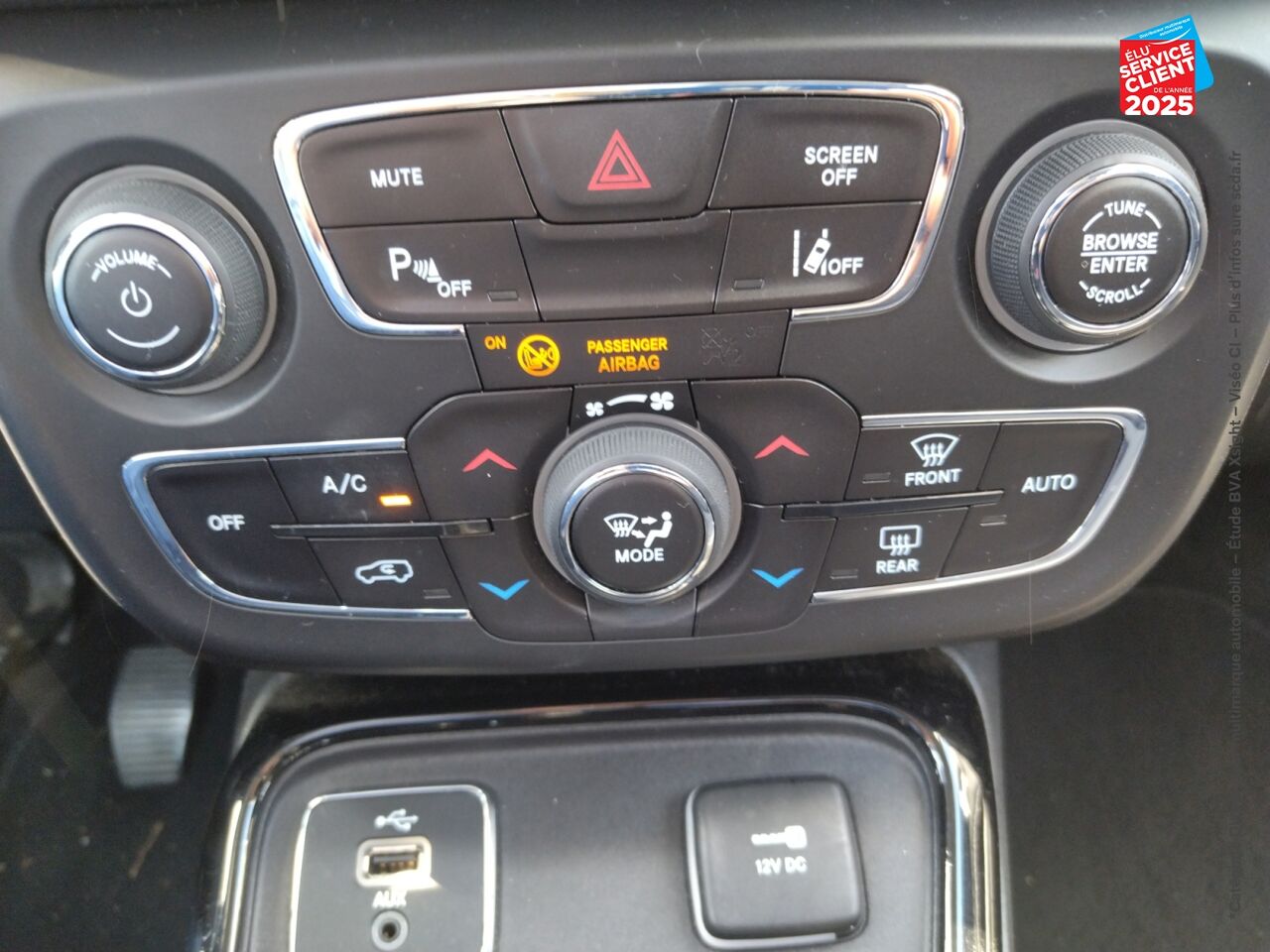 Véhicule d'occasion JEEP COMPASS 1.4 MULTIAIR II 140CH BROOKLYN EDITION 4X2 GPS CAMERA ATTELAGE chez Peugeot Charleville