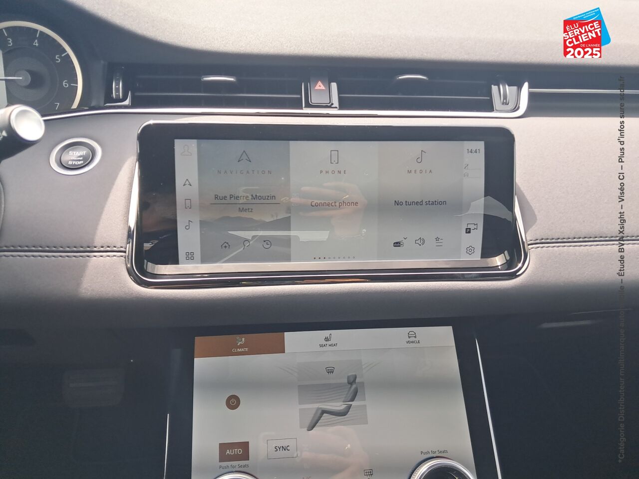 Véhicule d'occasion LAND-ROVER RANGE ROVER EVOQUE 1.5 P300E 309CH BRONZE COLLECTION AWD BVA MARK III TPANO SIEGES CHAUF/CUIR GPS chez BMW Pontarlier