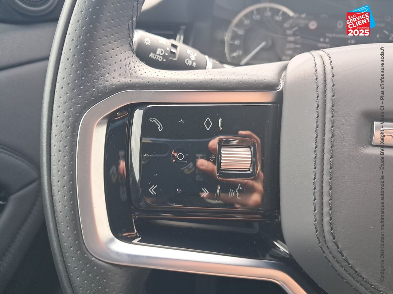 Véhicule d'occasion LAND-ROVER RANGE ROVER EVOQUE 1.5 P300E 309CH BRONZE COLLECTION AWD BVA MARK III TPANO SIEGES CHAUF/CUIR GPS chez BMW Pontarlier