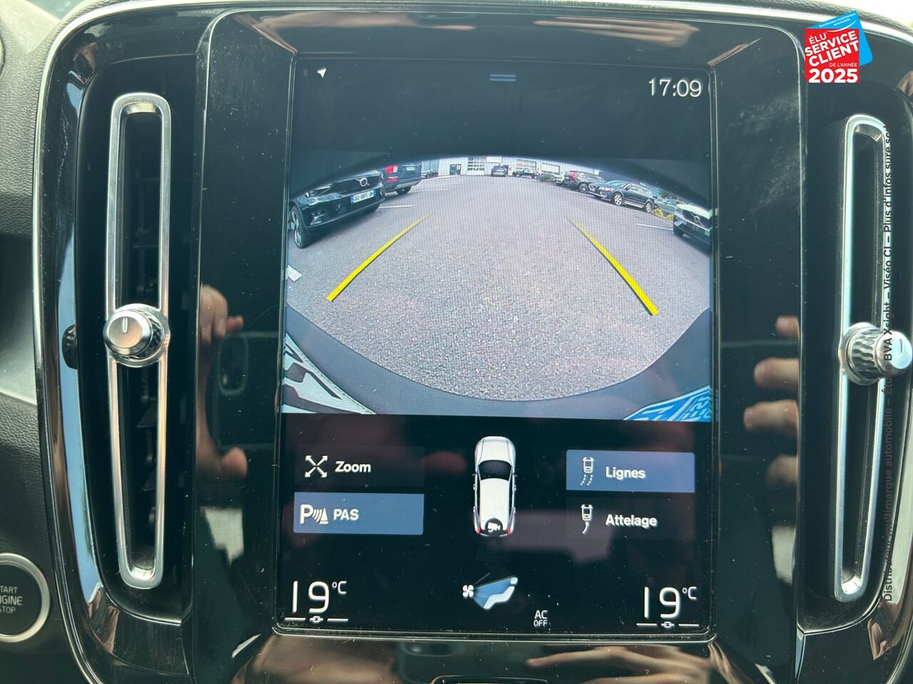 Véhicule d'occasion VOLVO XC40 T4 RECHARGE 129 + 82CH INSCRIPTION BUSINESS DCT 7 GPS CAMERA CARPLAY chez Renault Sélestat