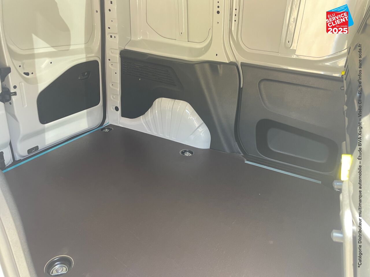Véhicule d'occasion OPEL COMBO CARGO M 800KG ELECTRIQUE 136CH BATTERIE 54 KWH chez Opel Dijon