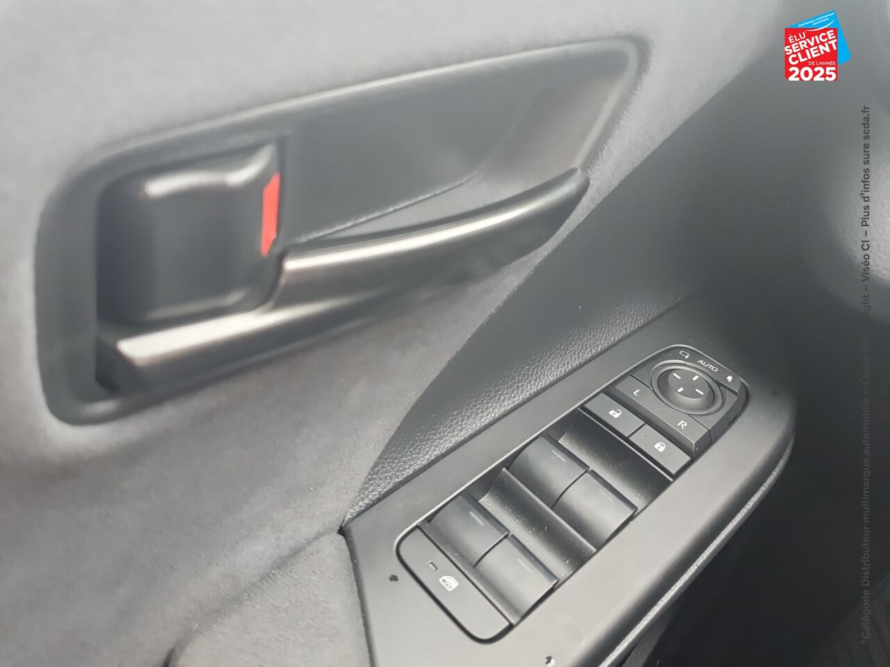 Véhicule d'occasion TOYOTA C-HR 2.0 200CH COLLECTION NG23 SIEGES CHAUF VOLANT CHAUF GPS CAMERA chez Renault Saint-Louis