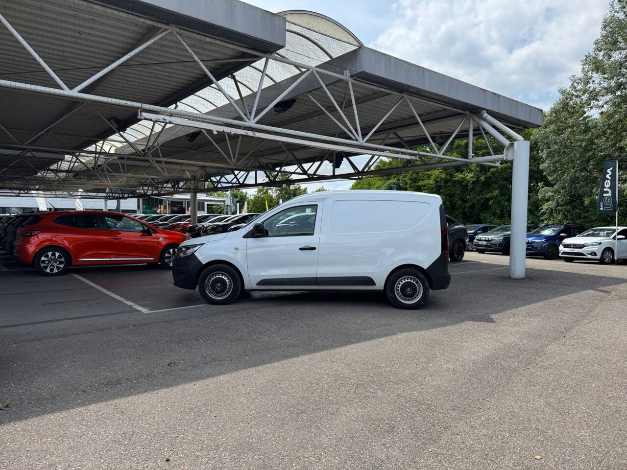 Véhicule d'occasion RENAULT EXPRESS VAN 1.5 BLUE DCI 75CH CONFORT 22 chez Toyota Thionville