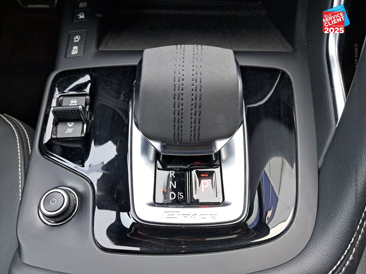 Véhicule d'occasion JAGUAR E-PACE P300E PHEV R-DYNAMIC SE BVA AWD SIEGES CHAUF/CUIR GPS CAMERA chez Toyota Thionville
