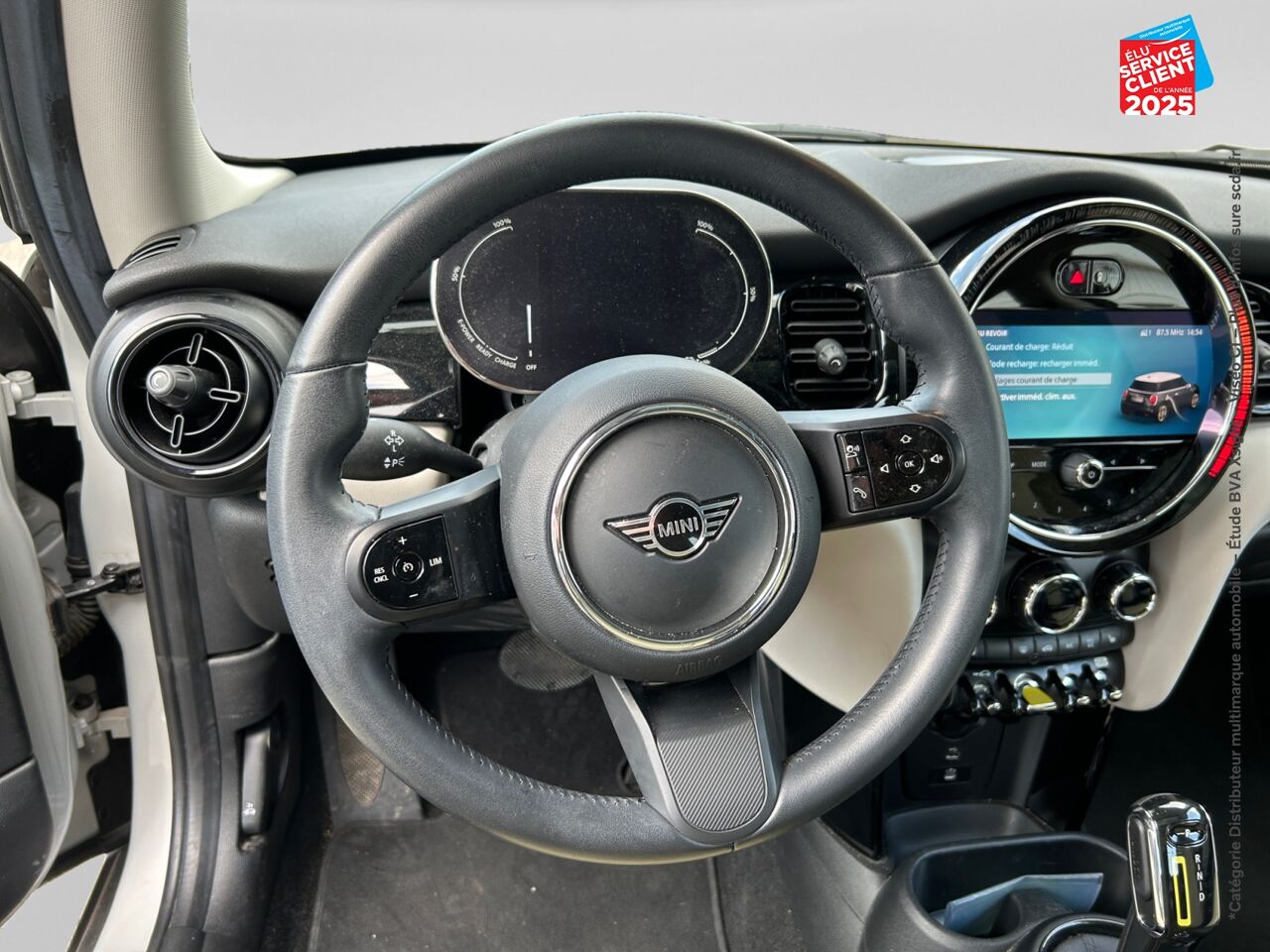 Véhicule d'occasion MINI MINI COOPER SE 184CH EDITION CAMDEN BVA 5CV TPANO SIEGE CHAUF CAMERA GPS chez BMW Dole