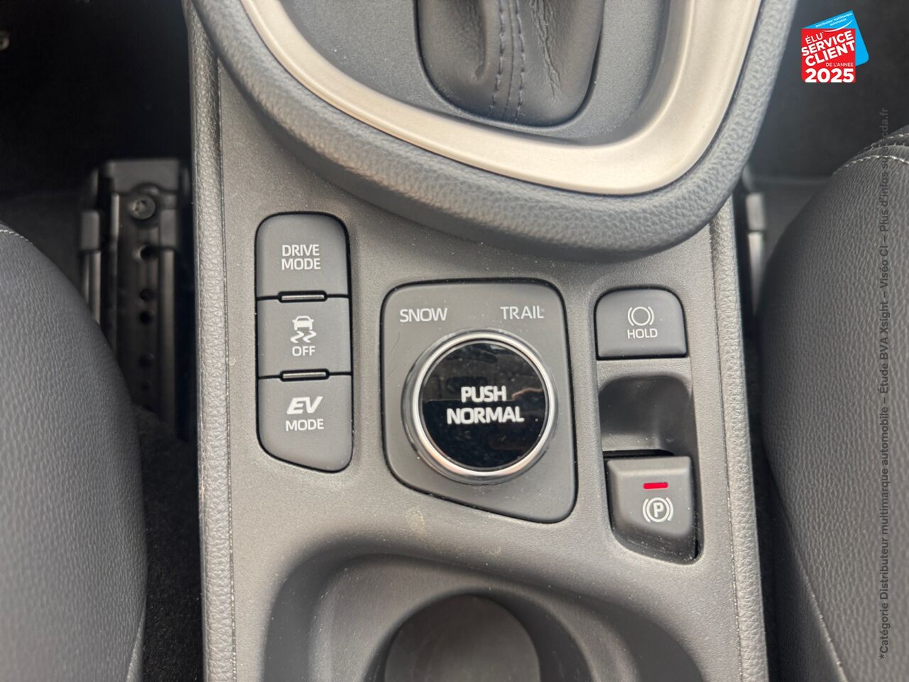 Véhicule d'occasion TOYOTA YARIS CROSS 130H COLLECTION MC24 TPANO SIEGES CHAUF HUD chez Renault Saint-Louis