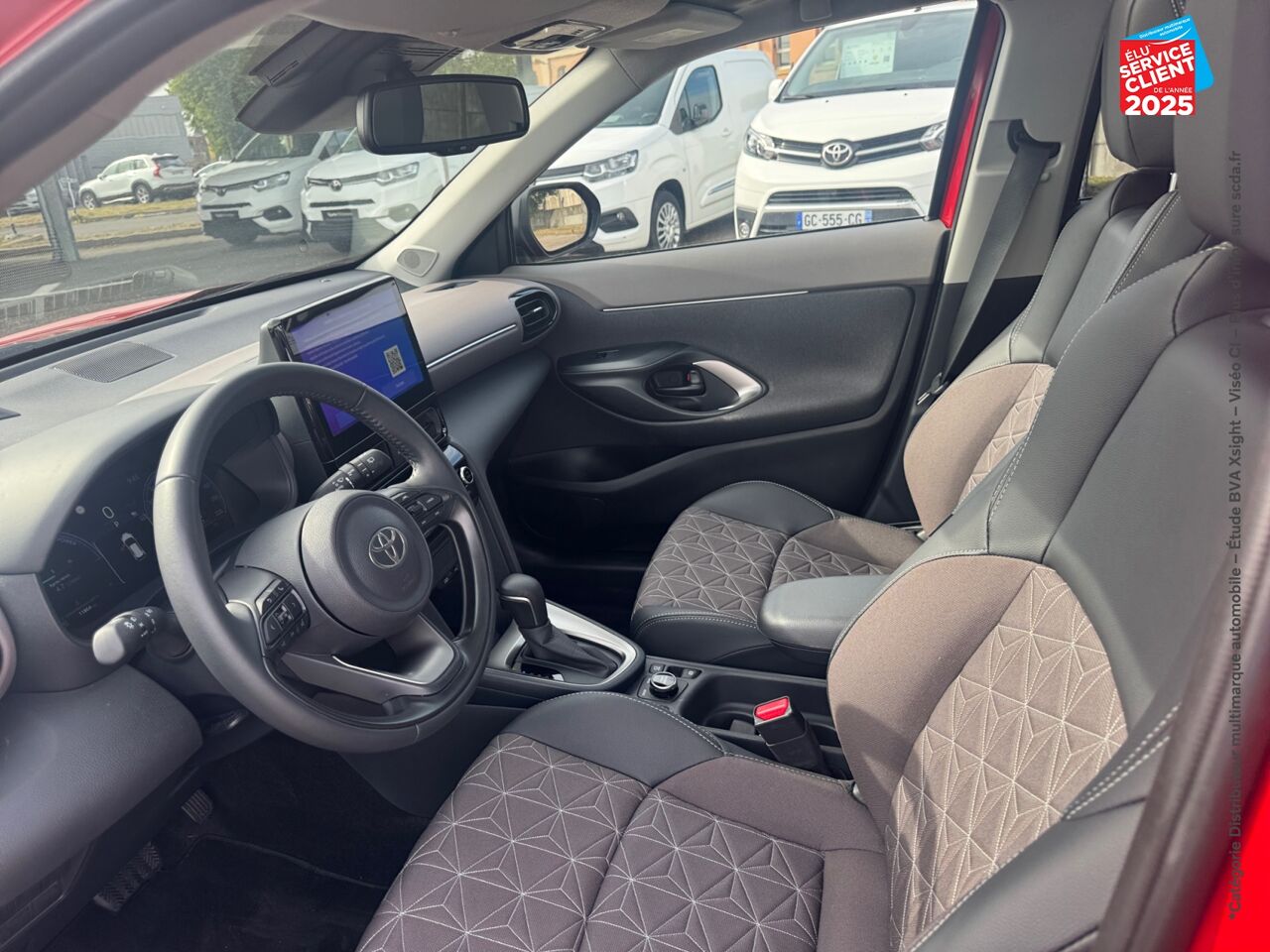 Véhicule d'occasion TOYOTA YARIS CROSS 130H COLLECTION MC24 TPANO SIEGES CHAUF HUD chez Renault Saint-Louis