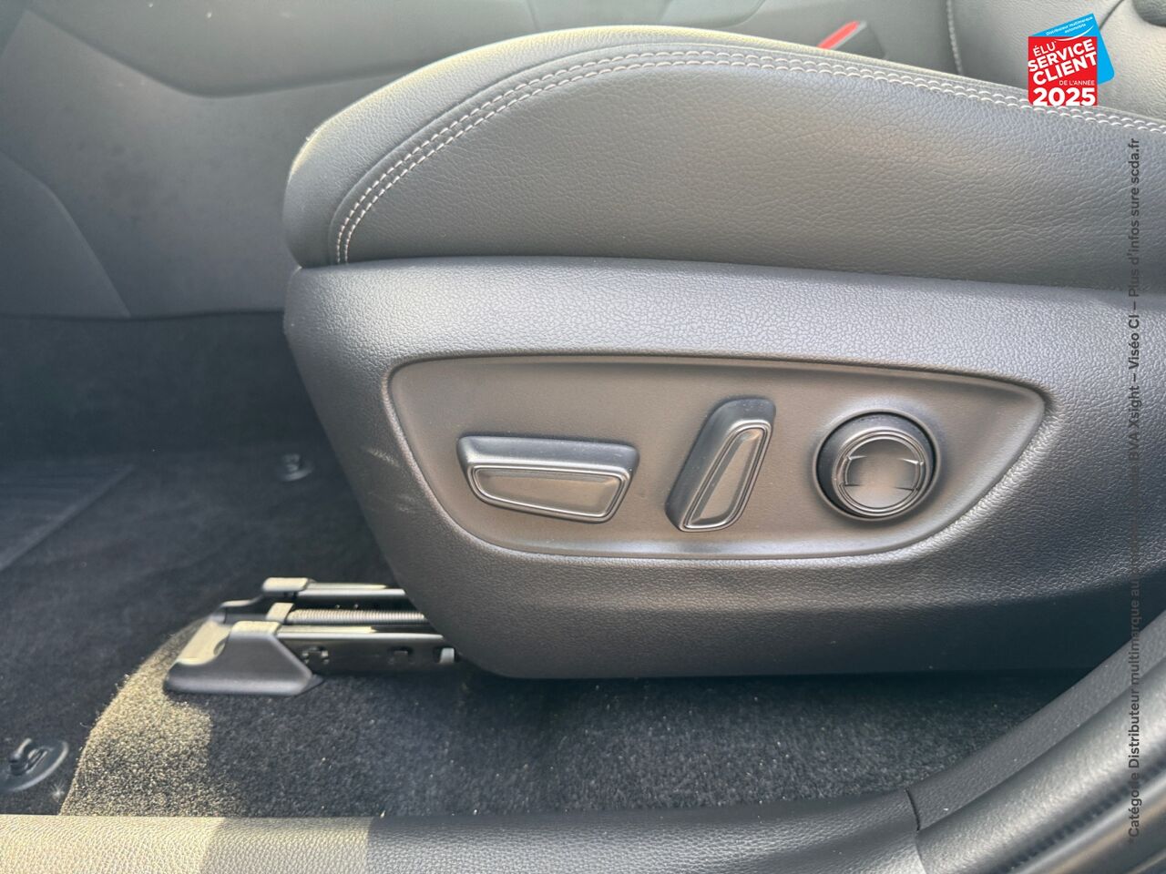 Véhicule d'occasion TOYOTA RAV4 2.5 HYBRIDE 222CH LOUNGE AWD-I MY23 TPANO SIEGES CHAUF GPS JBL chez HESS Automobile
