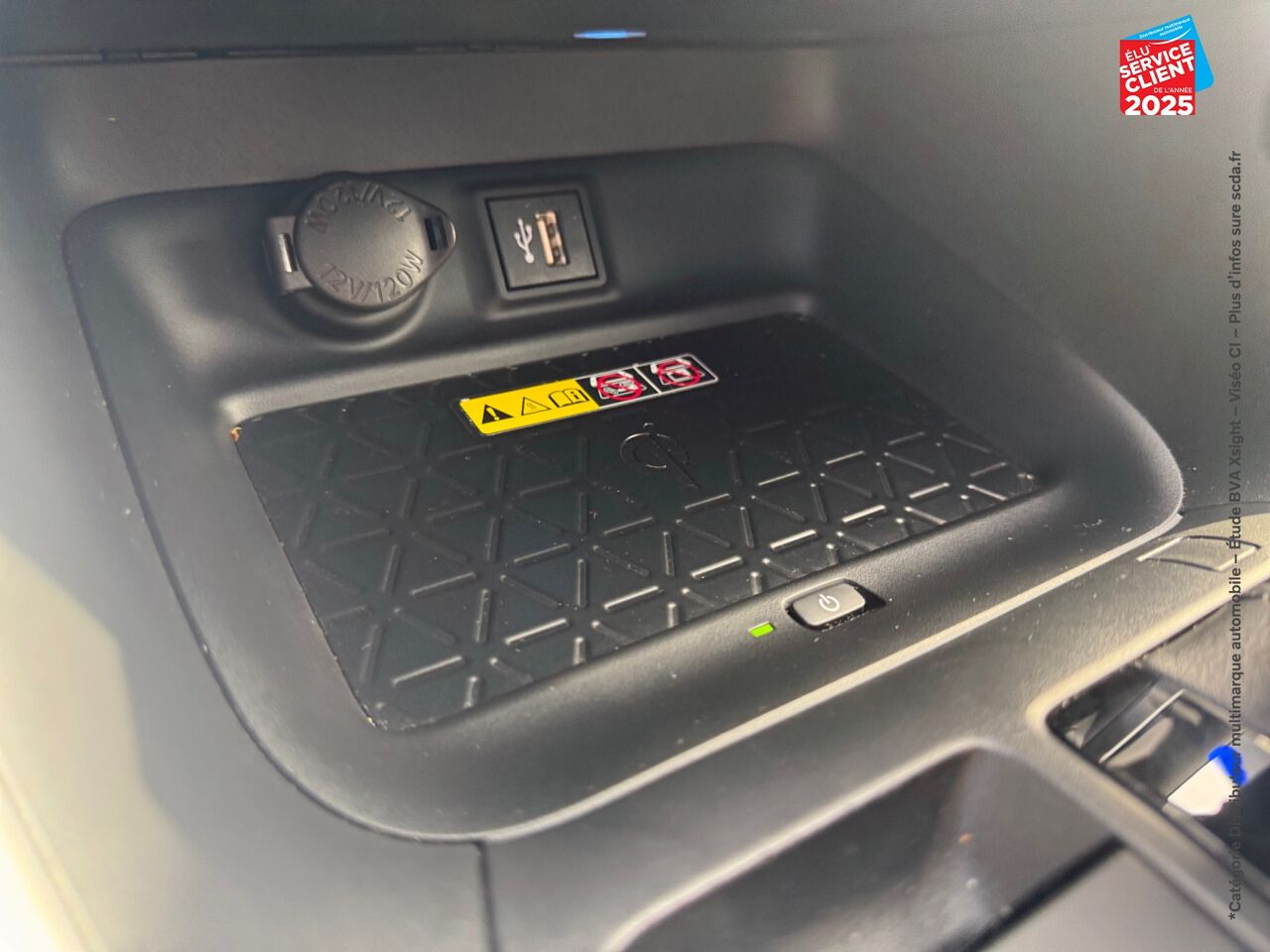 Véhicule d'occasion TOYOTA RAV4 2.5 HYBRIDE 222CH LOUNGE AWD-I MY23 TPANO SIEGES CHAUF GPS JBL chez HESS Automobile