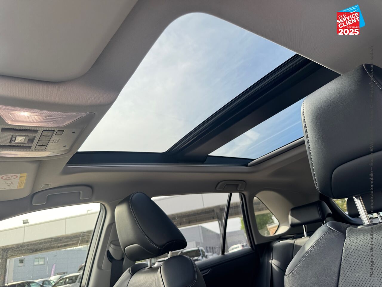 Véhicule d'occasion TOYOTA RAV4 2.5 HYBRIDE 222CH LOUNGE AWD-I MY23 TPANO SIEGES CHAUF GPS JBL chez HESS Automobile