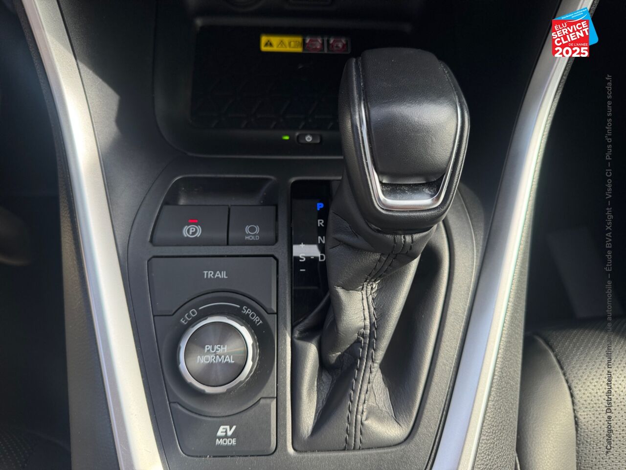 Véhicule d'occasion TOYOTA RAV4 2.5 HYBRIDE 222CH LOUNGE AWD-I MY23 TPANO SIEGES CHAUF GPS JBL chez HESS Automobile