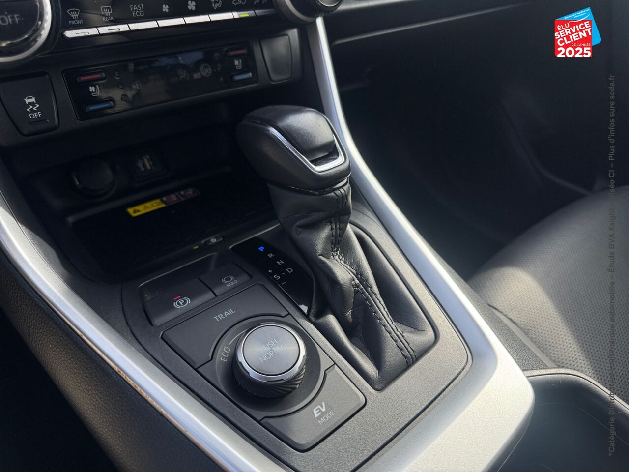 Véhicule d'occasion TOYOTA RAV4 2.5 HYBRIDE 222CH LOUNGE AWD-I MY23 TPANO SIEGES CHAUF GPS JBL chez HESS Automobile