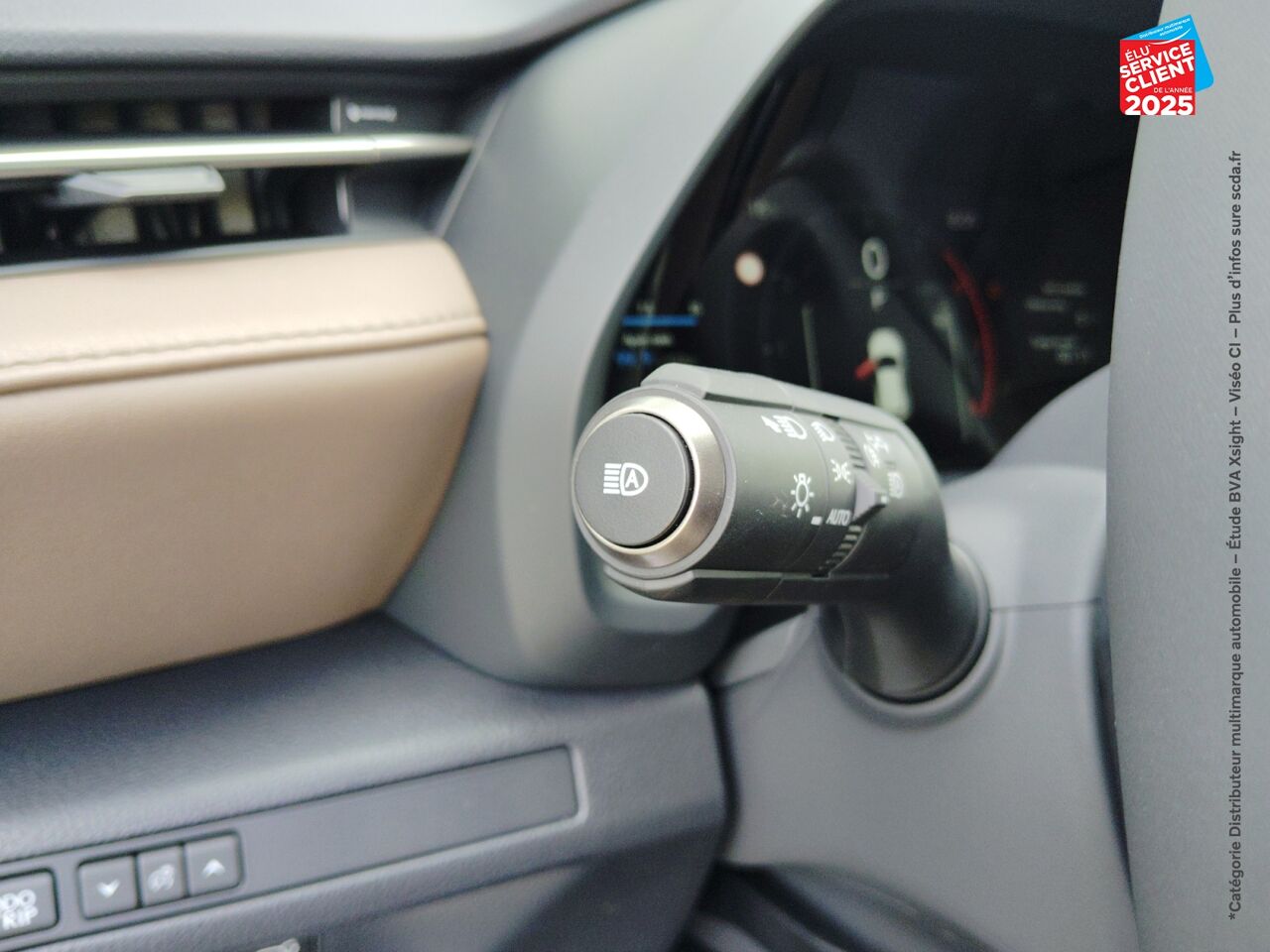 Véhicule d'occasion LEXUS LBX 1.5 136CH ELEGANT 2WD chez Land Rover Metz
