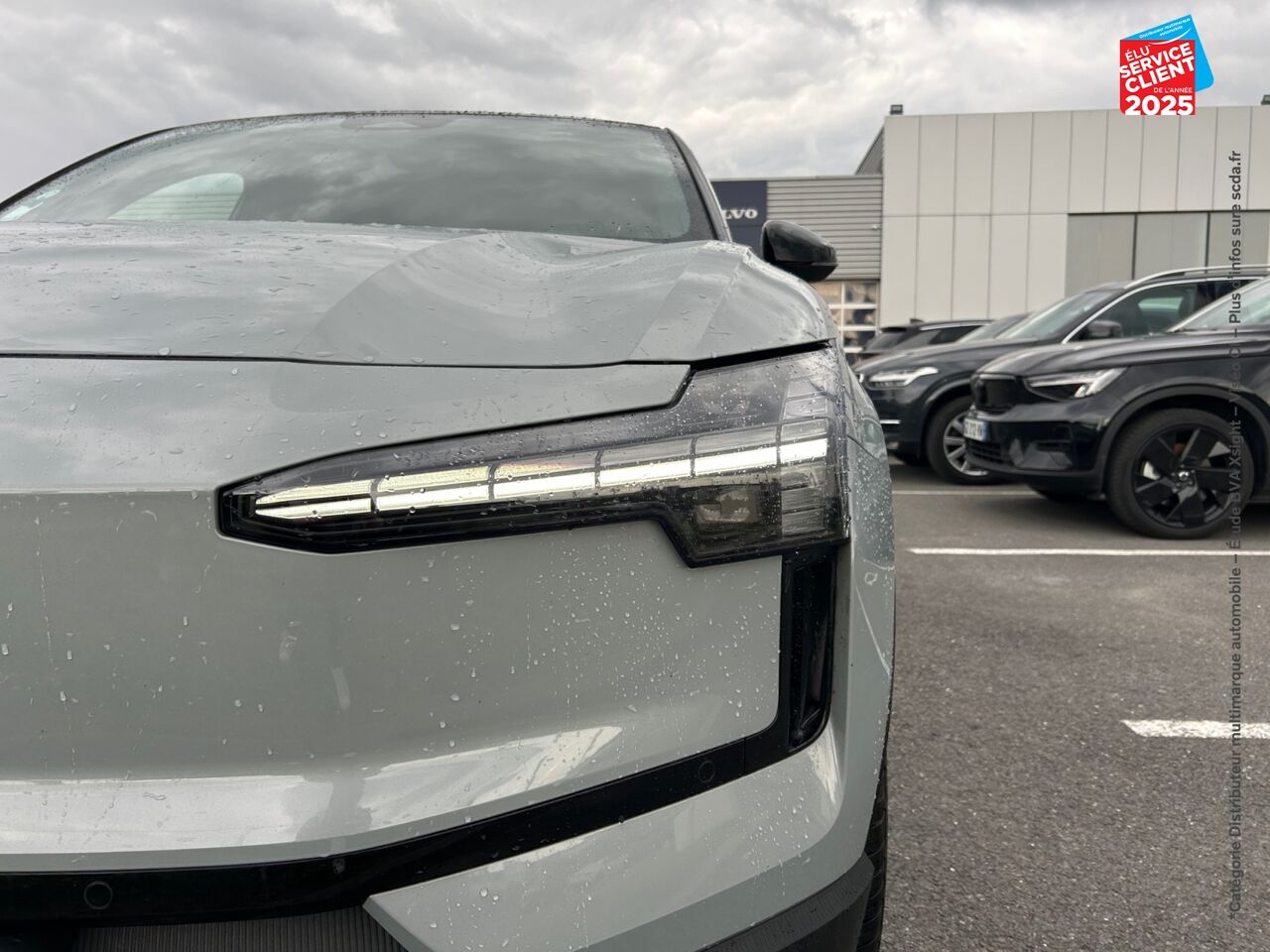 Véhicule d'occasion VOLVO EX30 SINGLE EXTENDED RANGE 272CH PLUS SIEGES CHAUF VOLANT CHAUF GPS CAMERA CARPLAY chez Renault Colmar