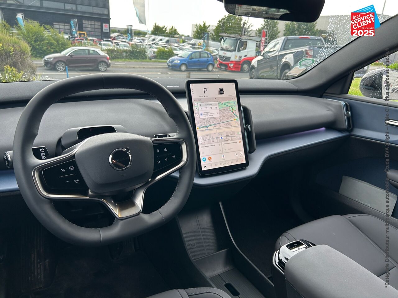 Véhicule d'occasion VOLVO EX30 SINGLE EXTENDED RANGE 272CH PLUS SIEGES CHAUF VOLANT CHAUF GPS CAMERA CARPLAY chez Renault Colmar