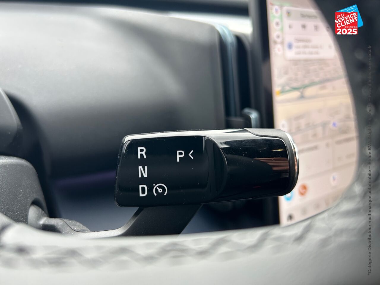 Véhicule d'occasion VOLVO EX30 SINGLE EXTENDED RANGE 272CH PLUS SIEGES CHAUF VOLANT CHAUF GPS CAMERA CARPLAY chez Renault Colmar