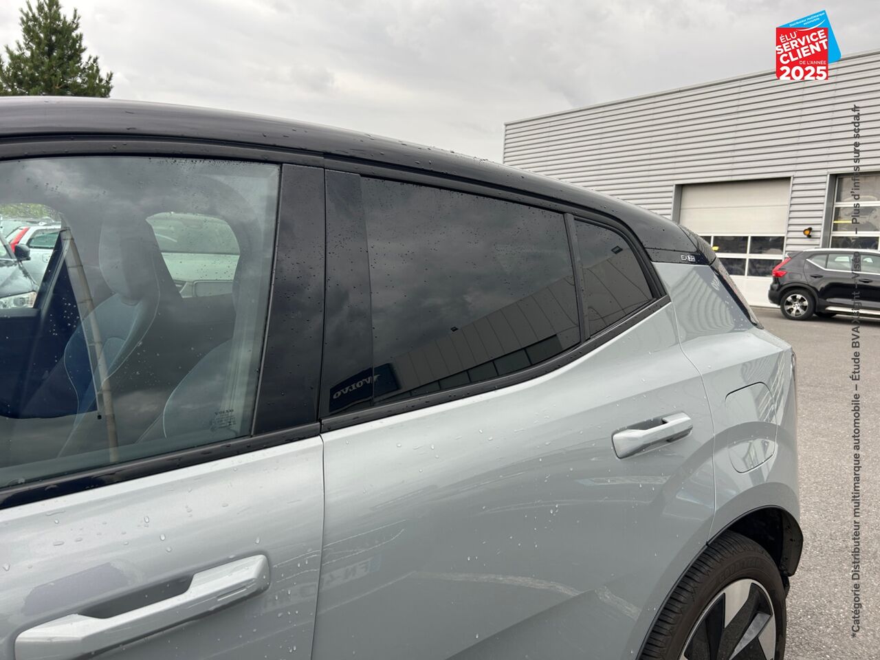 Véhicule d'occasion VOLVO EX30 SINGLE EXTENDED RANGE 272CH PLUS SIEGES CHAUF VOLANT CHAUF GPS CAMERA CARPLAY chez Renault Colmar