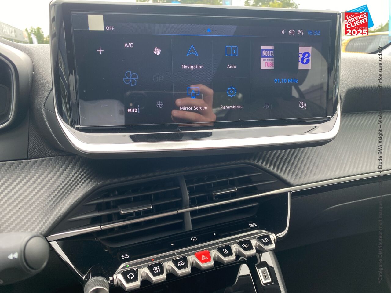 Véhicule d'occasion PEUGEOT 208 1.2 HYBRID 100CH ALLURE E-DCS6 chez Renault Saint-Louis