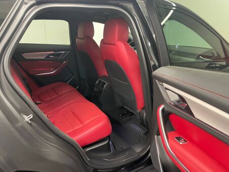 JAGUAR F-PACE P400E...