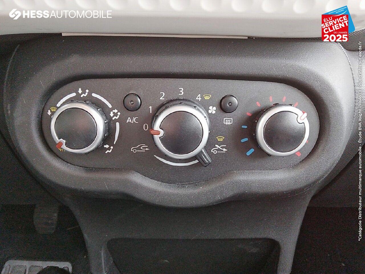 Véhicule d'occasion RENAULT TWINGO 1.0 SCE 75CH ZEN RADAR AR chez Renault Colmar