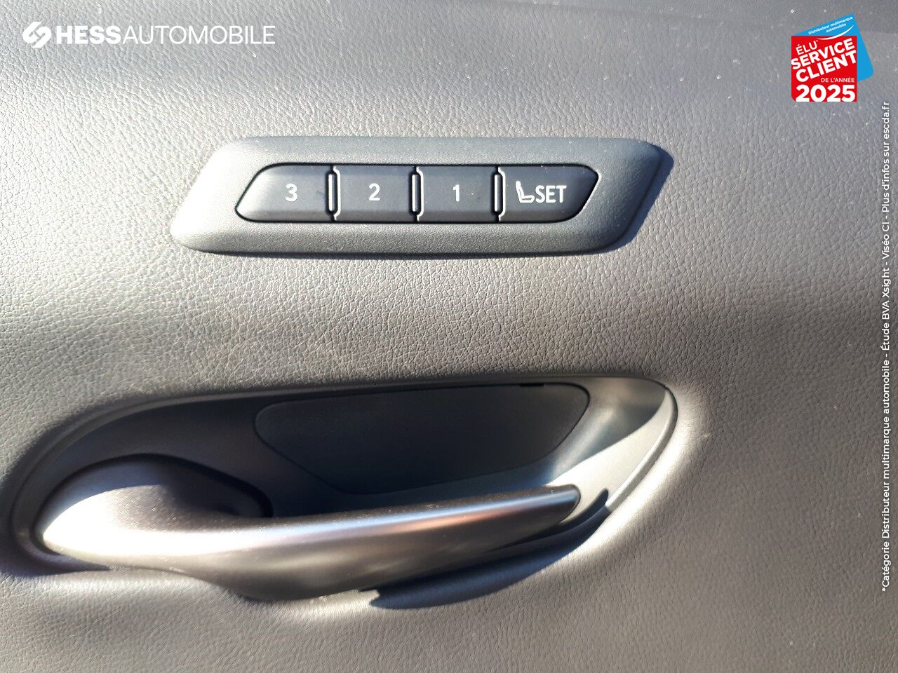 Véhicule d'occasion LEXUS UX 250H 2WD EXECUTIVE MY20 TOUVRANT SIEGES CHAUF/VENTIL/CUIR VOLANT CHAUF GPS chez Renault Saint-Louis