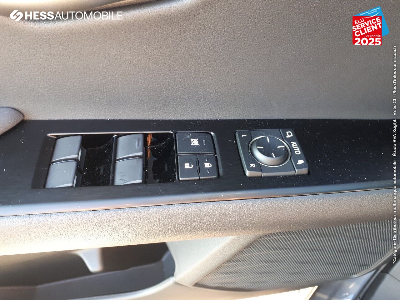 Véhicule d'occasion LEXUS UX 250H 2WD EXECUTIVE MY20 TOUVRANT SIEGES CHAUF/VENTIL/CUIR VOLANT CHAUF GPS chez Renault Saint-Louis