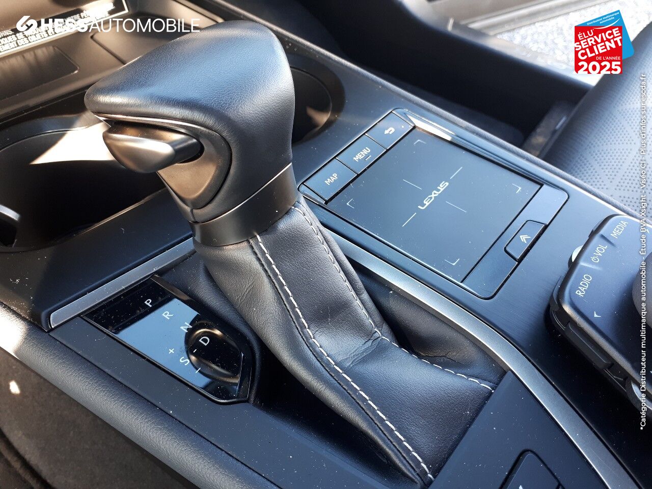 Véhicule d'occasion LEXUS UX 250H 2WD EXECUTIVE MY20 TOUVRANT SIEGES CHAUF/VENTIL/CUIR VOLANT CHAUF GPS chez Renault Saint-Louis