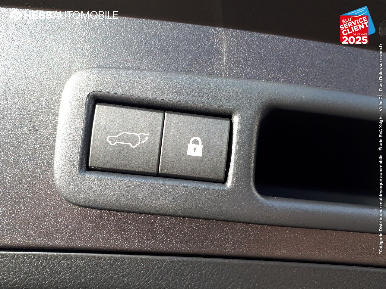 Véhicule d'occasion LEXUS UX 250H 2WD EXECUTIVE MY20 TOUVRANT SIEGES CHAUF/VENTIL/CUIR VOLANT CHAUF GPS chez Renault Saint-Louis