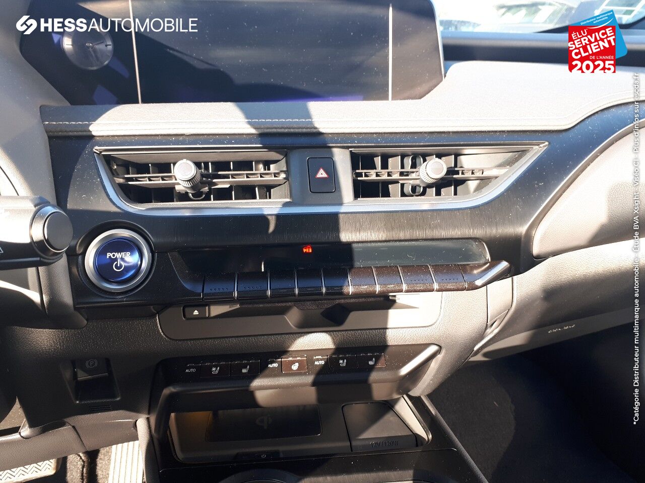 Véhicule d'occasion LEXUS UX 250H 2WD EXECUTIVE MY20 TOUVRANT SIEGES CHAUF/VENTIL/CUIR VOLANT CHAUF GPS chez Renault Saint-Louis