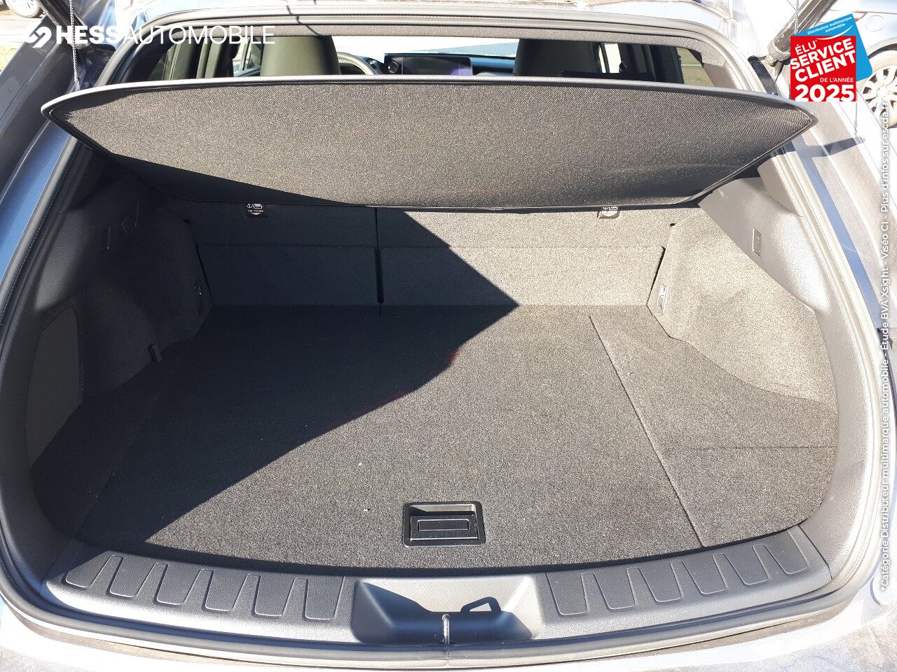 Véhicule d'occasion LEXUS UX 250H 2WD EXECUTIVE MY20 TOUVRANT SIEGES CHAUF/VENTIL/CUIR VOLANT CHAUF GPS chez Renault Saint-Louis