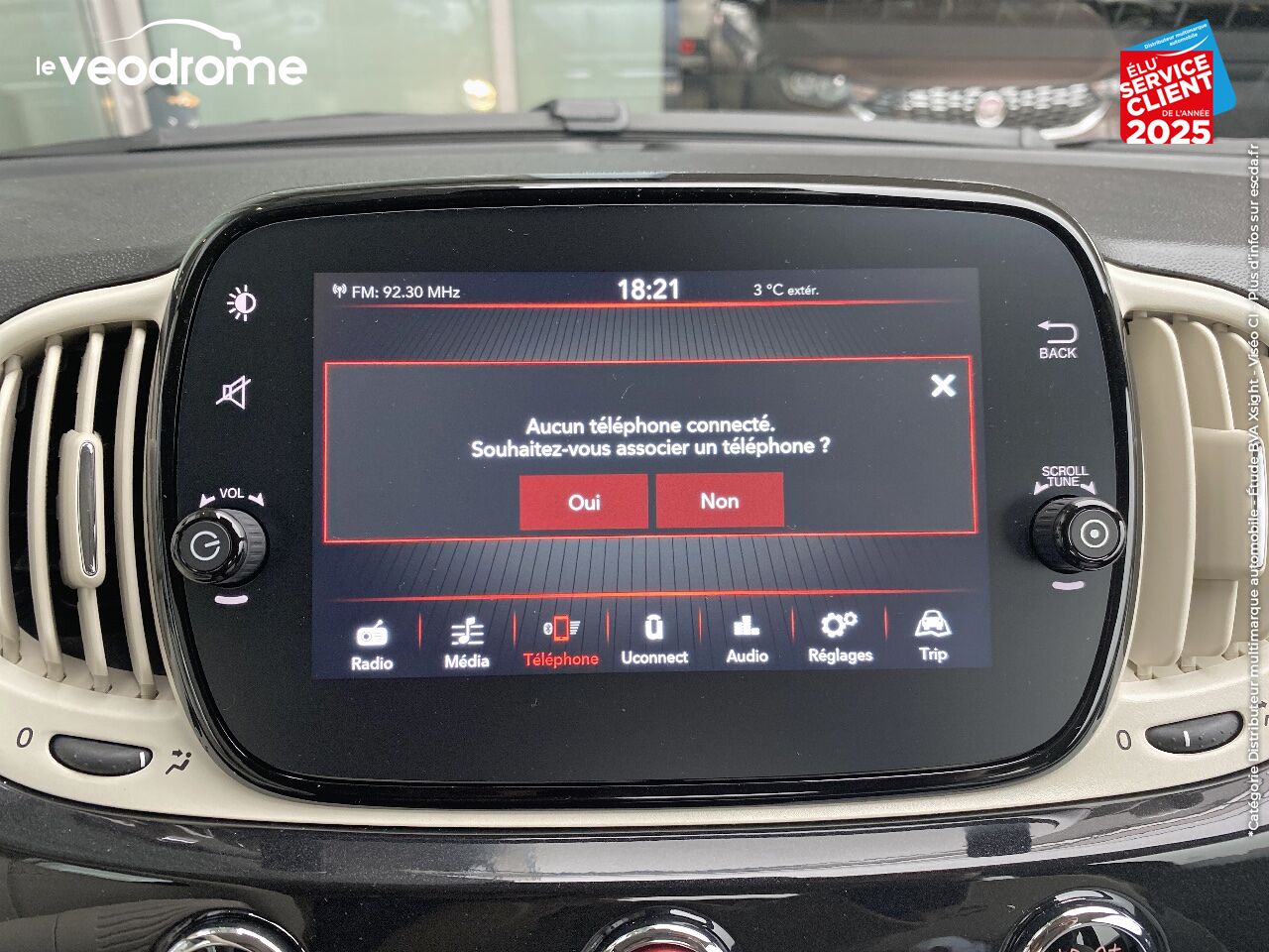 Véhicule d'occasion FIAT 500C 1.0 70CH BSG S/S LOUNGE -16 APPLE CARPLAY/ANDROID AUTO chez Le Veodrome