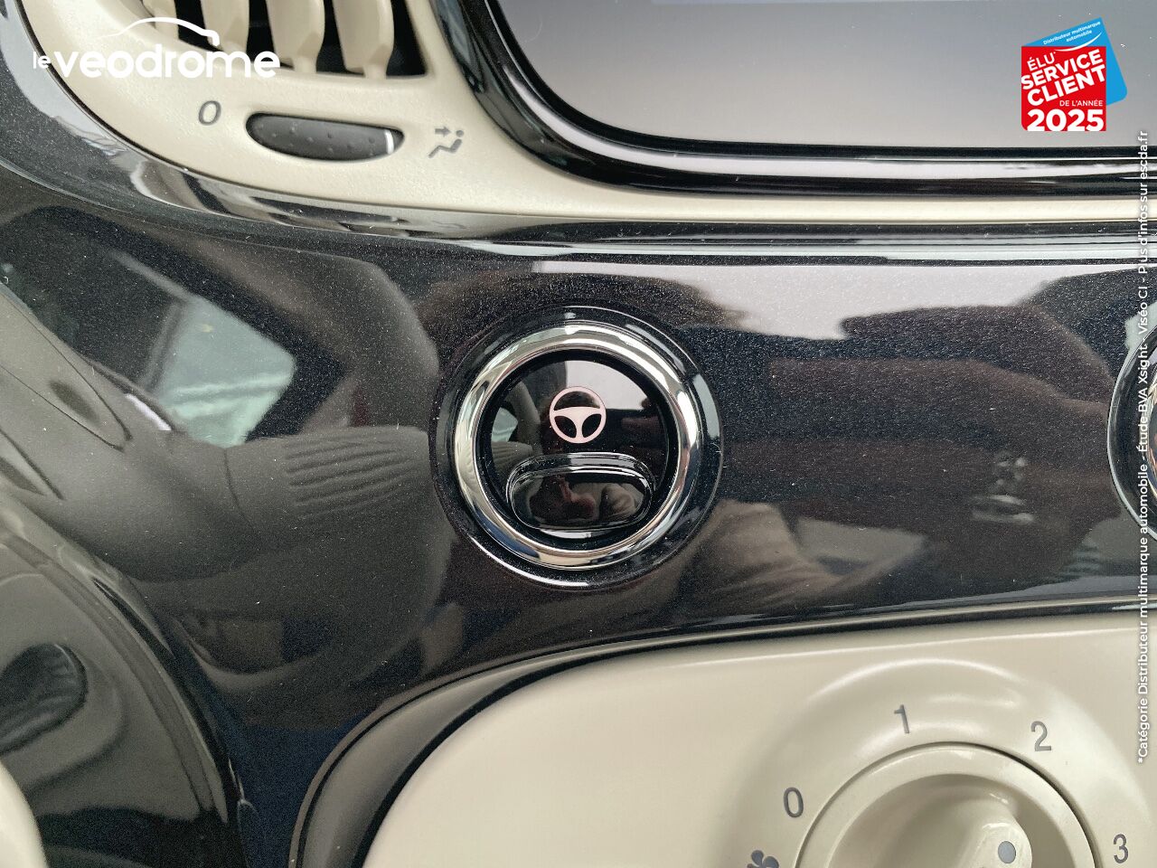 Véhicule d'occasion FIAT 500C 1.0 70CH BSG S/S LOUNGE -16 APPLE CARPLAY/ANDROID AUTO chez Le Veodrome