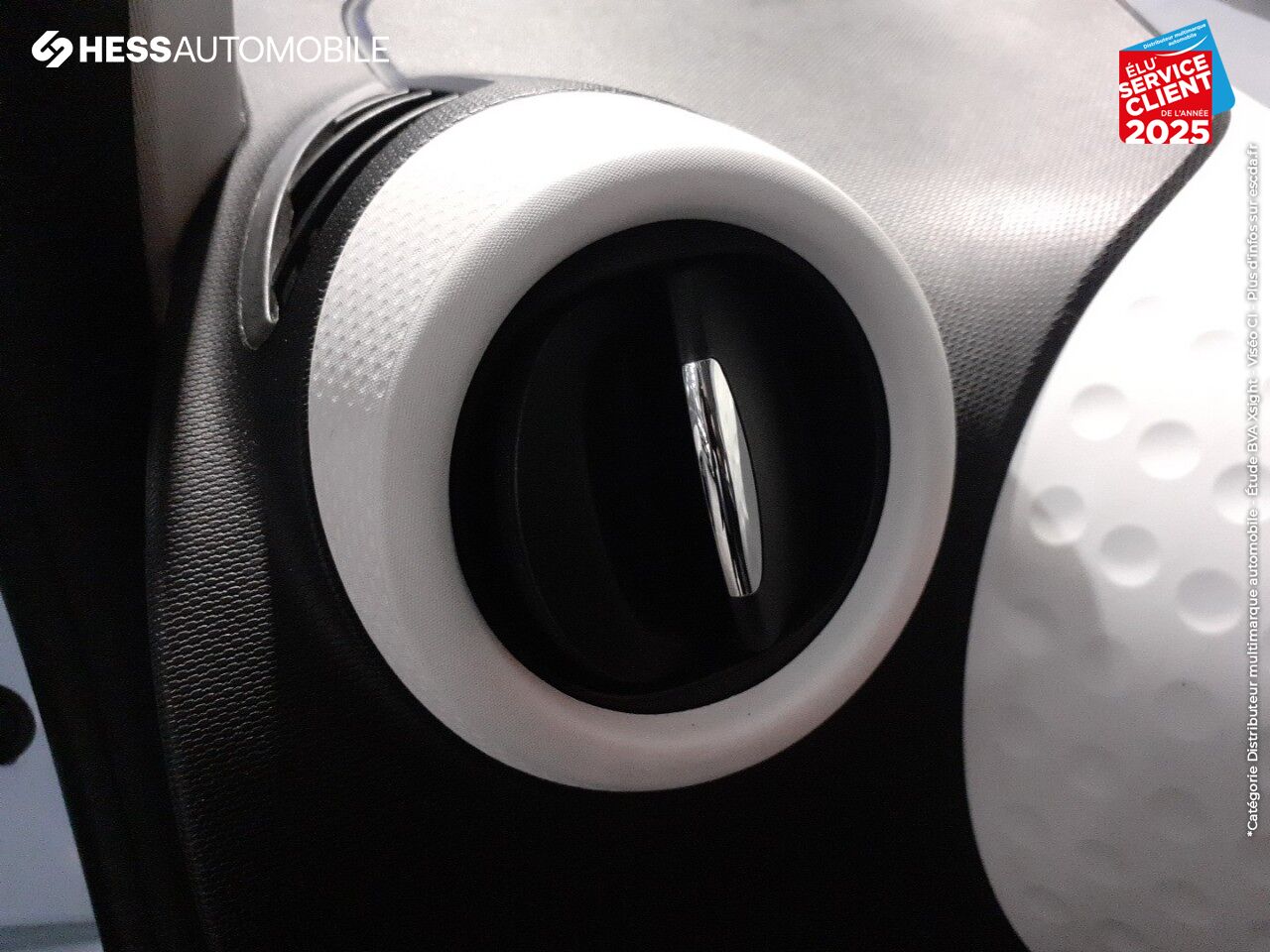 Véhicule d'occasion RENAULT TWINGO 1.0 SCE 70CH STOPSTART ZEN ECO chez Renault Montbéliard
