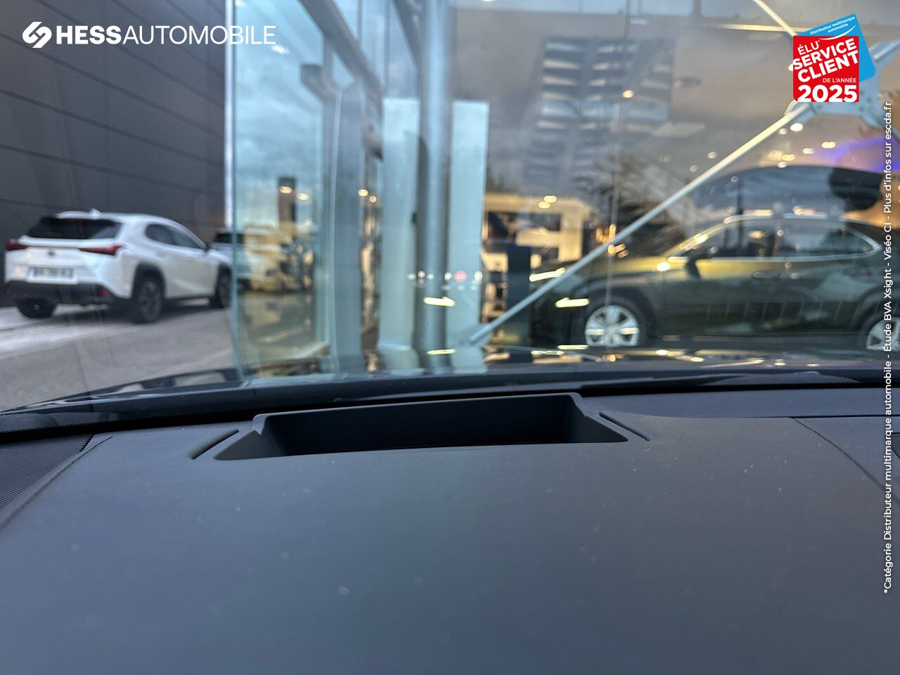 Véhicule d'occasion LEXUS ES 300H EXECUTIVE MY21 SIEGES CHAUF/VENTIL/CUIR VOLANT CHAUF GPS HUD chez Land Rover Metz