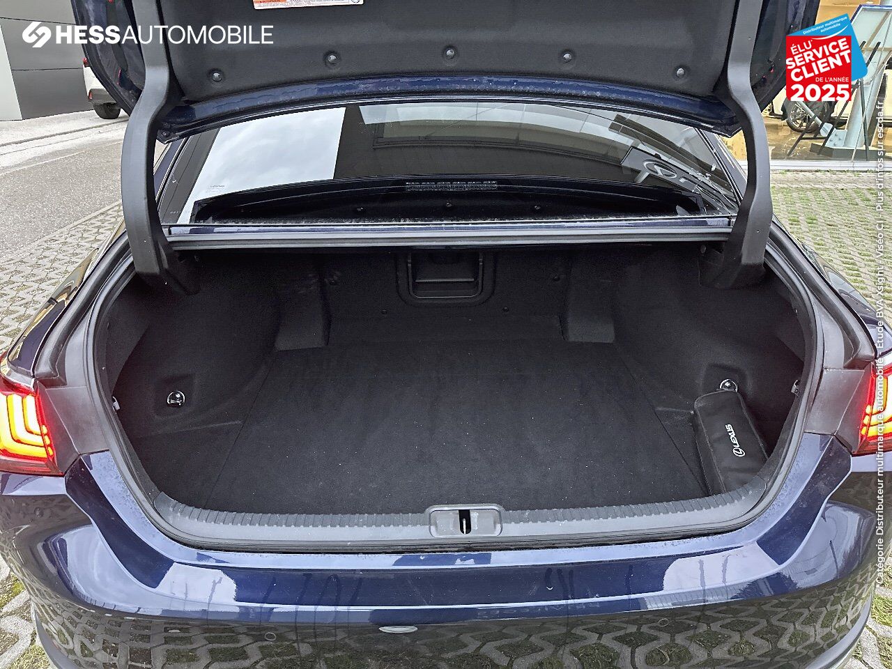 Véhicule d'occasion LEXUS ES 300H EXECUTIVE MY21 SIEGES CHAUF/VENTIL/CUIR VOLANT CHAUF GPS HUD chez Land Rover Metz