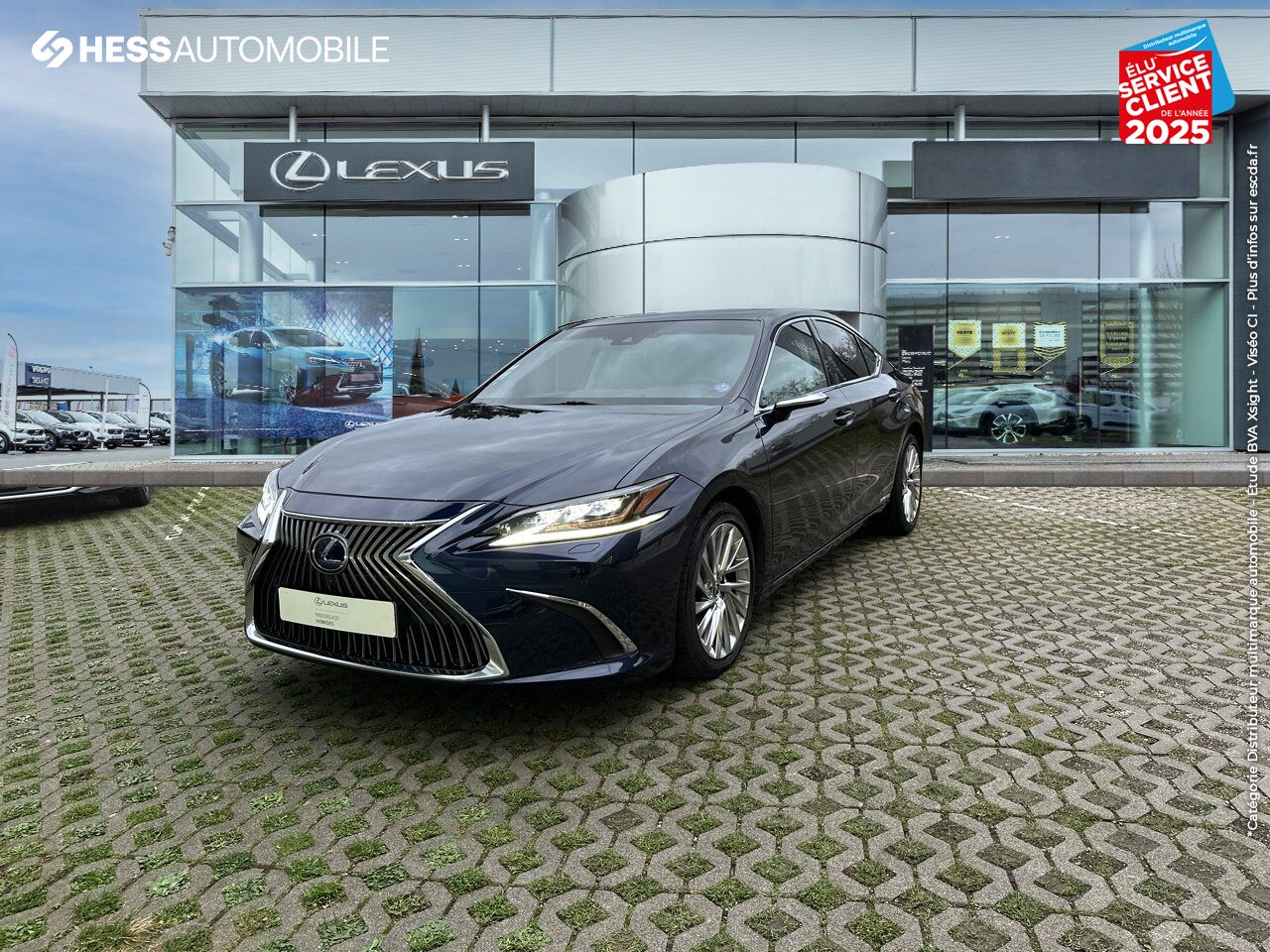 Véhicule d'occasion LEXUS ES 300H EXECUTIVE MY21 SIEGES CHAUF/VENTIL/CUIR VOLANT CHAUF GPS HUD chez Land Rover Metz