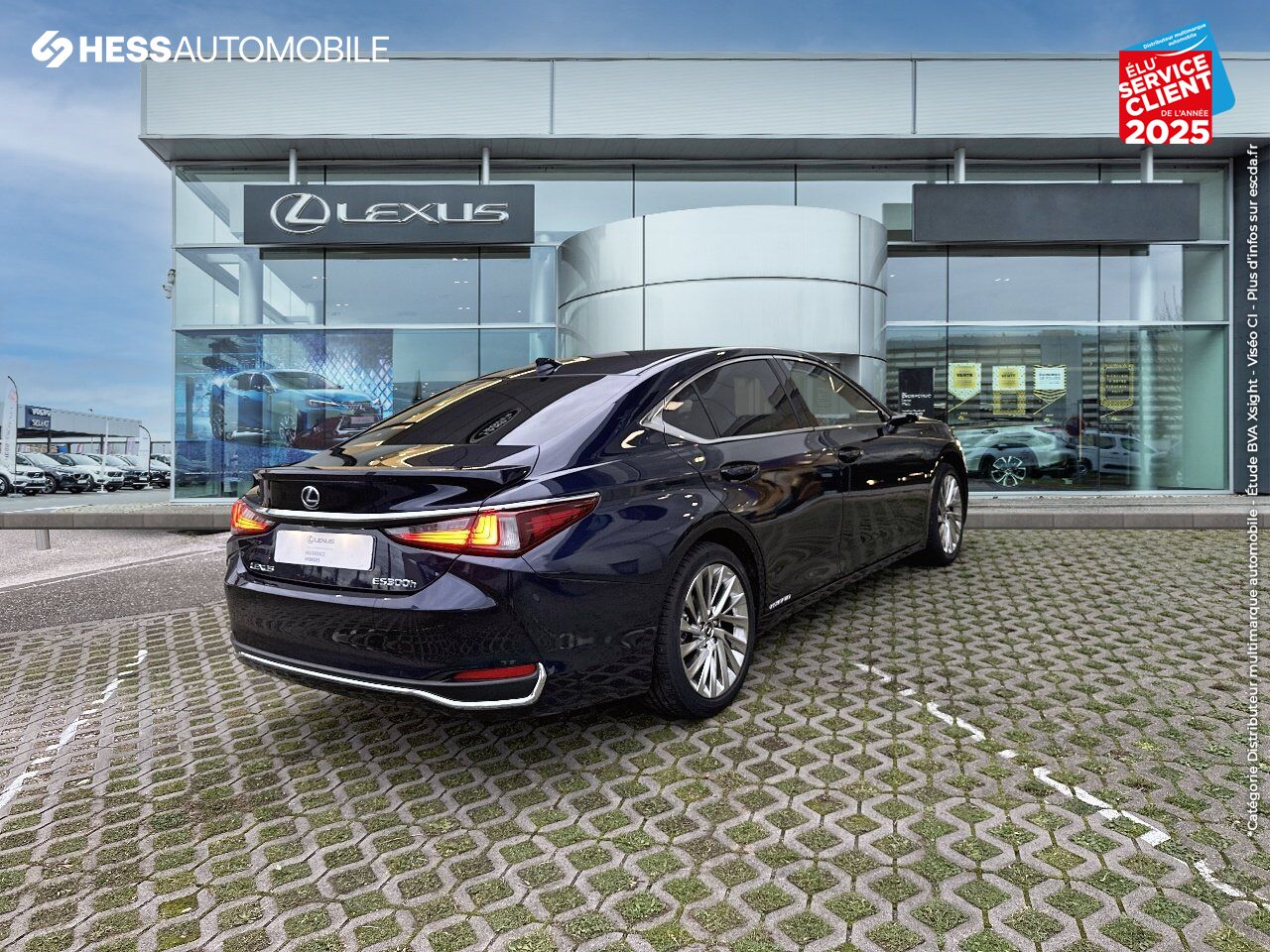 Véhicule d'occasion LEXUS ES 300H EXECUTIVE MY21 SIEGES CHAUF/VENTIL/CUIR VOLANT CHAUF GPS HUD chez Land Rover Metz