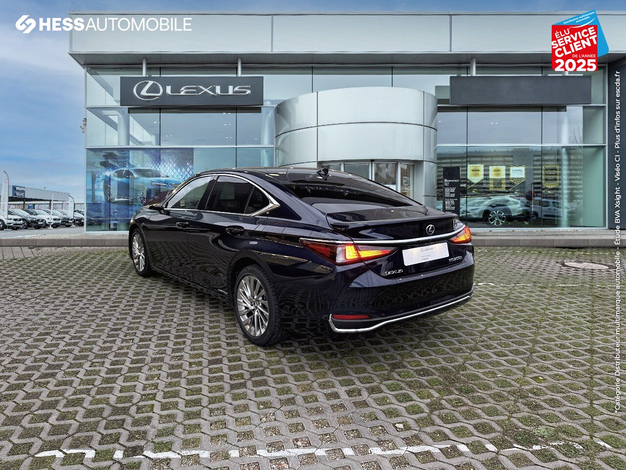 Véhicule d'occasion LEXUS ES 300H EXECUTIVE MY21 SIEGES CHAUF/VENTIL/CUIR VOLANT CHAUF GPS HUD chez Land Rover Metz