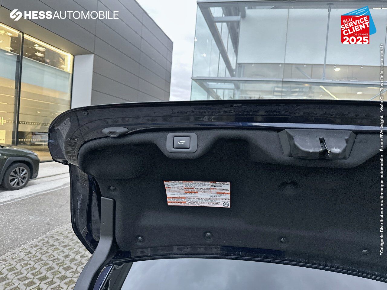 Véhicule d'occasion LEXUS ES 300H EXECUTIVE MY21 SIEGES CHAUF/VENTIL/CUIR VOLANT CHAUF GPS HUD chez Land Rover Metz