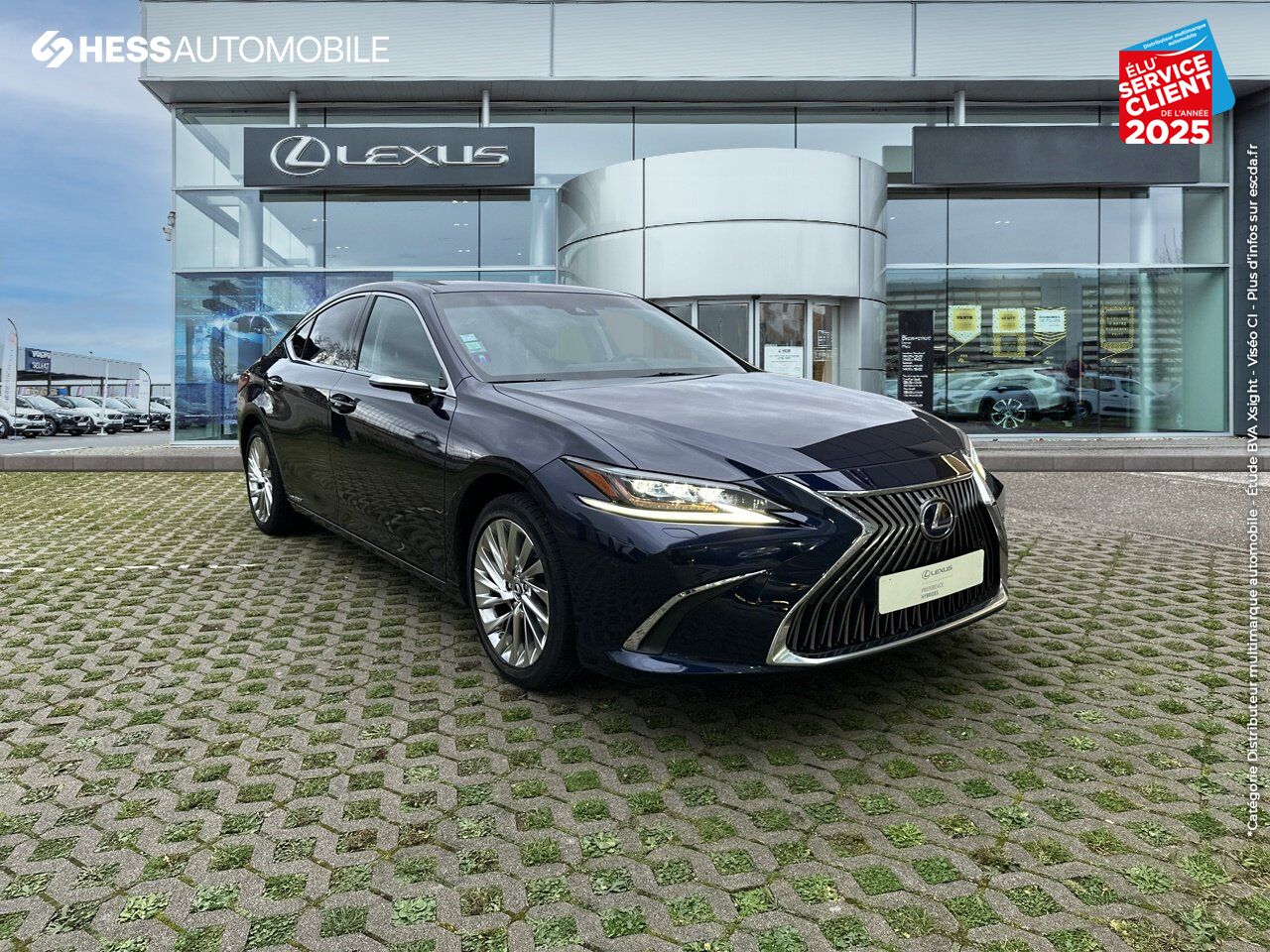Véhicule d'occasion LEXUS ES 300H EXECUTIVE MY21 SIEGES CHAUF/VENTIL/CUIR VOLANT CHAUF GPS HUD chez Land Rover Metz