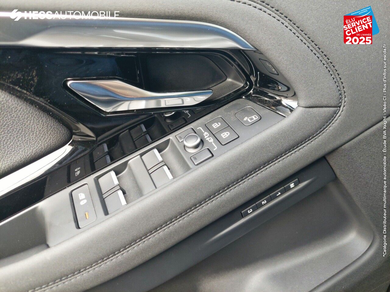 Véhicule d'occasion LAND-ROVER RANGE ROVER EVOQUE 1.5 P300E 309CH R-DYNAMIC SE AWD BVA 11CV chez Volvo Epernay
