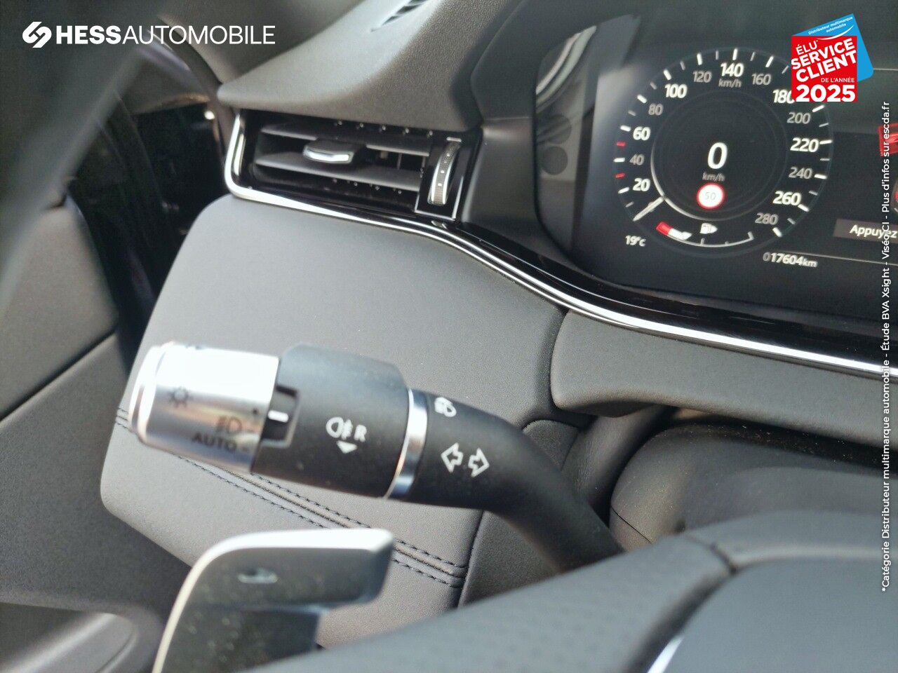 Véhicule d'occasion LAND-ROVER RANGE ROVER EVOQUE 1.5 P300E 309CH R-DYNAMIC SE AWD BVA 11CV chez Volvo Epernay