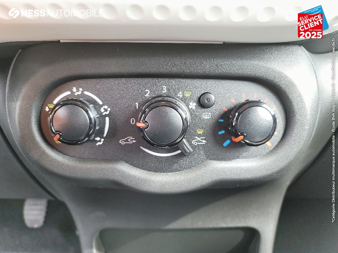 Véhicule d'occasion RENAULT TWINGO 1.0 SCE 65CH LIFE - 20 chez Renault Saint-Louis