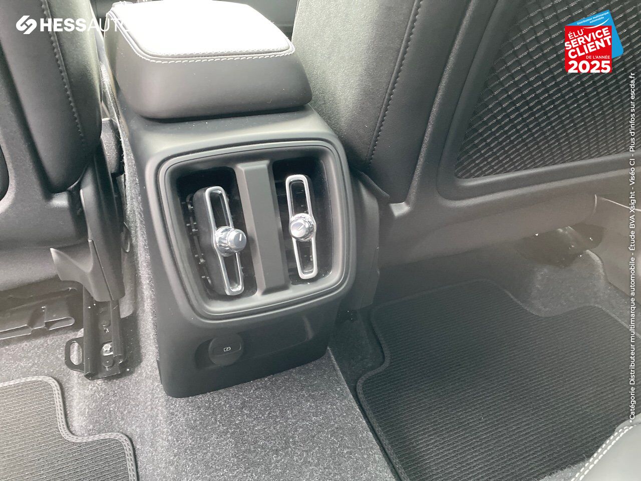Véhicule d'occasion VOLVO XC40 T3 163CH R-DESIGN GEARTRONIC 8 TPANO GPS CAMERA H/KARDON chez Volvo Metz