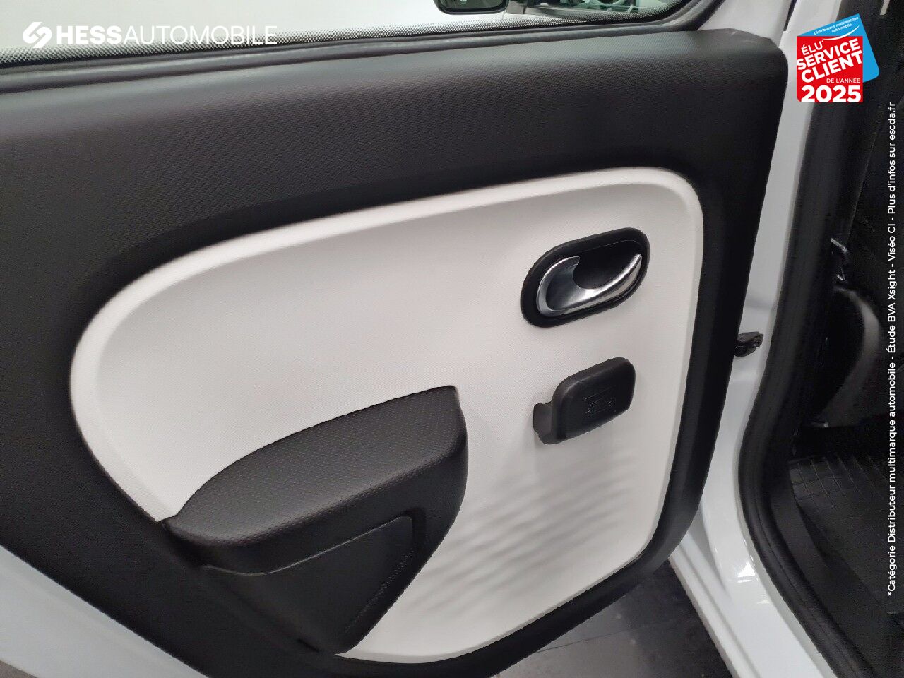 Véhicule d'occasion RENAULT TWINGO 1.0 SCE 70CH ZEN BOITE COURTE EURO6 chez Renault Strasbourg