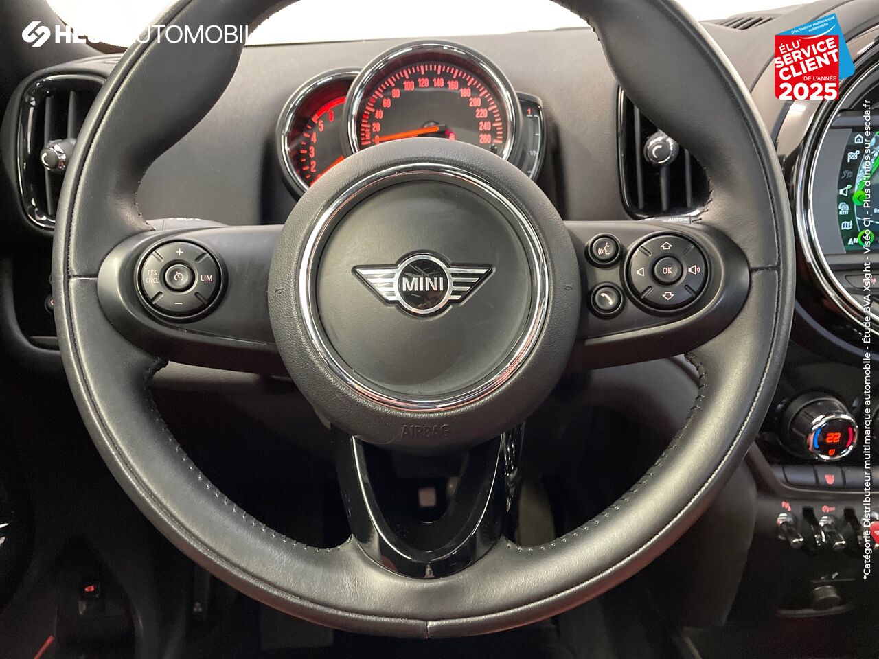 Véhicule d'occasion MINI COUNTRYMAN ONE D 116CH OAKWOOD TOUVRANT GPS RADAR AV/AR chez MINI Colmar